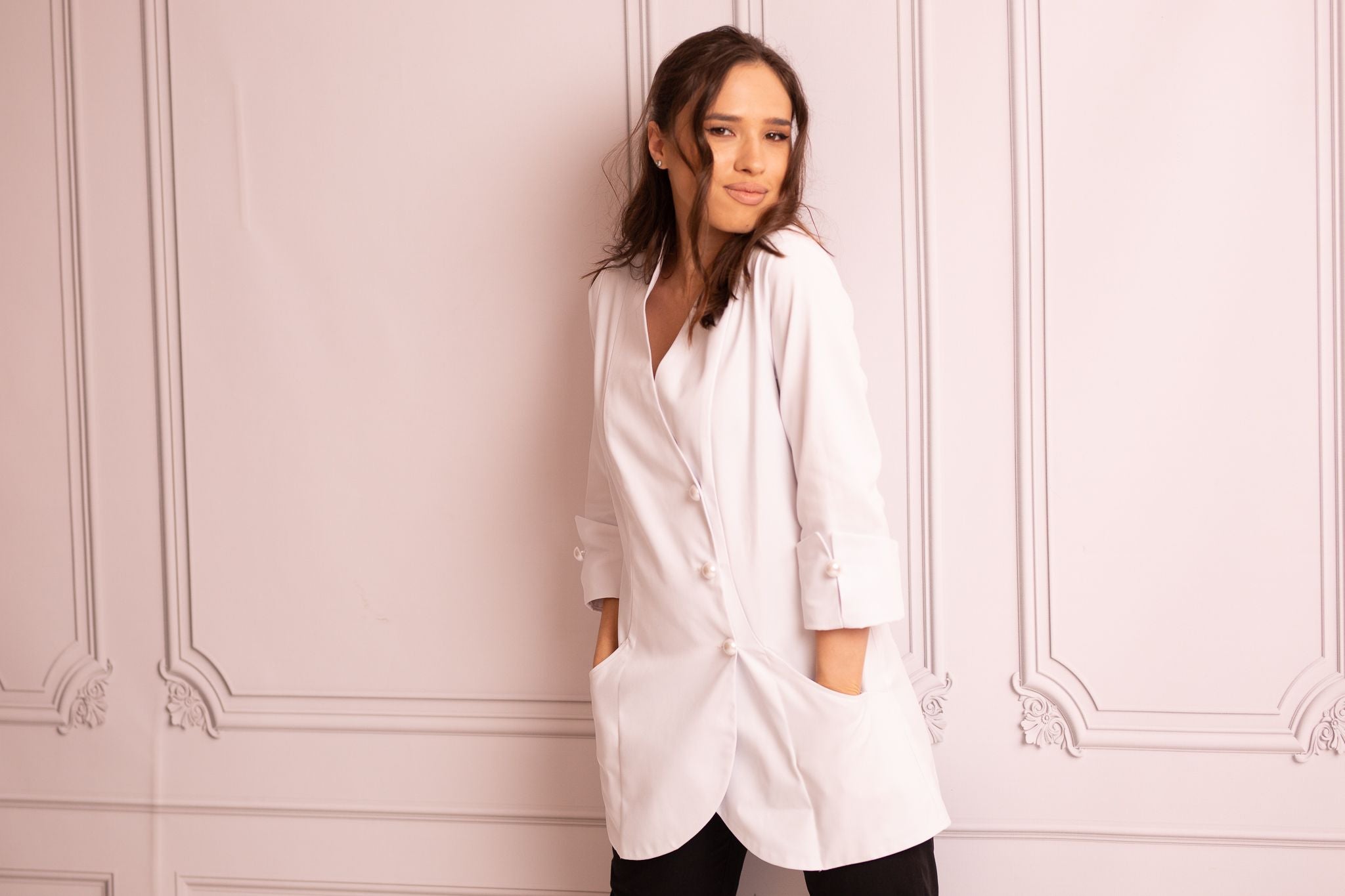 PearlMED își propune să aducă uniformelor medicale eleganță.